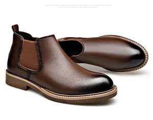 Close-up van bruine leren Chelsea boots met focus op de textuur en het zij-elastiek