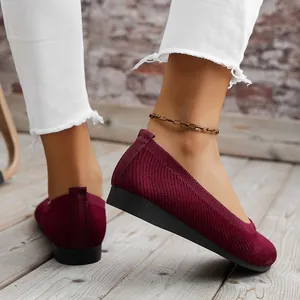 Detaillierte Nahaufnahme von kastanienbraunen Strick-Ballerinas für Damen mit atmungsaktivem Netz