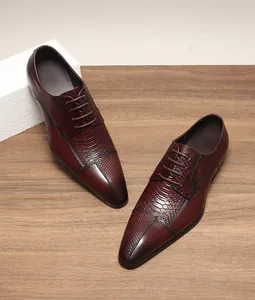 Close-up van herenleren nette schoenen met een unieke reliëfstructuur van slangenleer.
