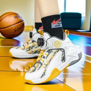 Scarpe da basket per bambini con dettagli mimetici e sistema di chiusura a scatto.