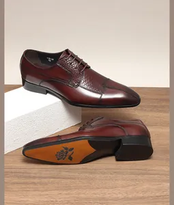 Detailweergave van bruine leren schoenen met reliëfpatroon en bedrukte zool
