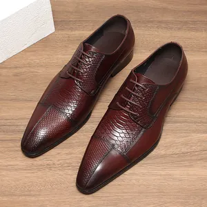 Elegante bordeauxrode heren oxfordschoenen van leer met reliëfpatroon en puntige neus