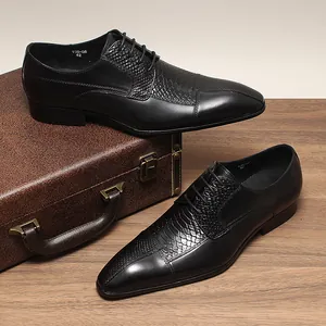 Luxe zwarte herenleren nette schoenen met een stijlvol reliëfpatroon van slangenhuid