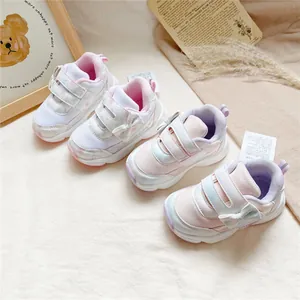 Détail de baskets en mesh pour filles avec des nœuds mignons et des brides velcro