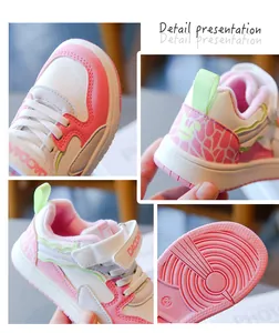 Vistas detalladas de zapatillas de invierno para niños en rosa y blanco con forro.