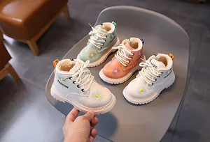 Detail von warmen Kinder-Martin-Boots mit besticktem Gänseblümchen in verschiedenen Farben