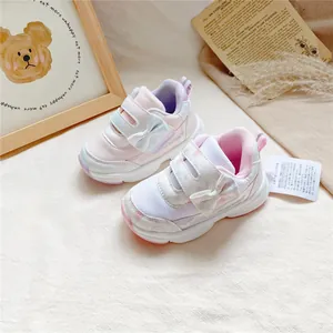 Vue détaillée des chaussures de sport pour filles rose et blanc avec nœud