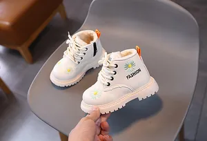 Weiße Kinderstiefel mit Gänseblümchen-Stickerei und warmem Plüschfutter-Detail.