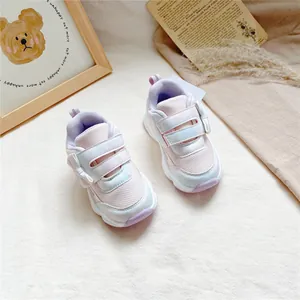 Vue détaillée de baskets roses et blanches pour filles avec nœuds et velcro.