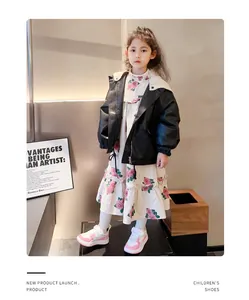 Elegantes zapatillas deportivas rosas y blancas para niños usadas por una modelo