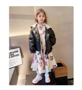 Vista completa de zapatillas rosas y blancas para niña con un vestido de flores