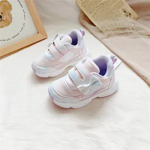 Détail de chaussures de sport roses et blanches pour filles avec nœud décoratif et fermeture velcro