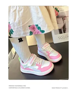 Detalle de las elegantes zapatillas deportivas antideslizantes rosas y blancas