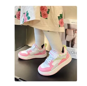 Elegantes zapatillas de invierno para niños en rosa y blanco con cierre velcro
