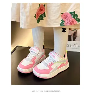 Primer plano de zapatos deportivos antideslizantes rosa y blanco para niños con vestido