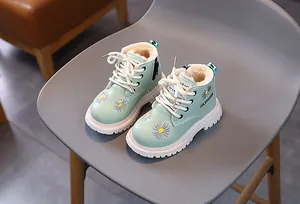 Gemütliche mintgrüne Kinder-Winterstiefel mit Gänseblümchen-Stickerei und Fleecefutter