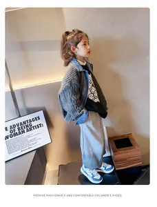 Elegantes zapatillas de deporte de invierno para niños azules y blancas usadas por una modelo