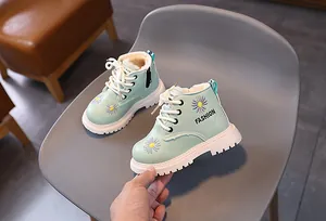 Kinderstiefel in Minzgrün mit Gänseblümchen-Stickerei und warmem Plüschfutter-Detail