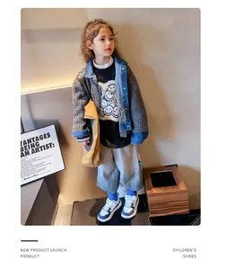 Detalle de estilo de vida de cómodas zapatillas infantiles azules y blancas para niña