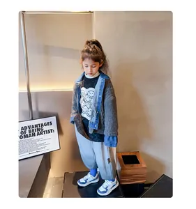 Vista detallada de una niña con zapatillas de invierno azules y blancas en un estudio