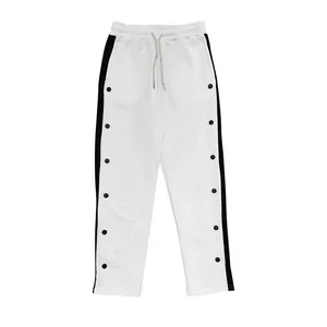 Vue détaillée du pantalon en tricot torsadé blanc avec rayures latérales et boutons