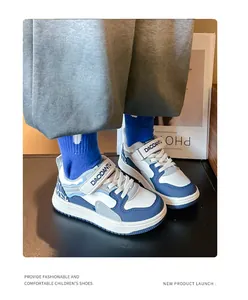 Primer plano de zapatillas deportivas infantiles azules y blancas con sus correas