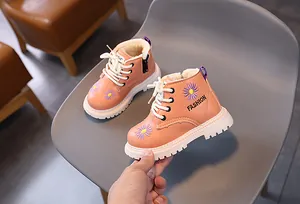 Detailansicht rosa Kinderstiefel mit Gänseblümchen-Stickerei und warmem Plüschfutter