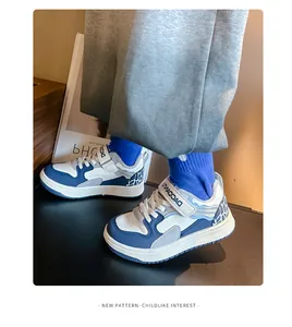 Primer plano detallado de las zapatillas de invierno azules y blancas para niños