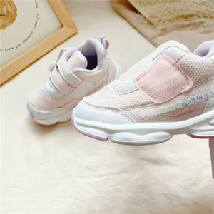 Vue détaillée des chaussures de sport en mesh rose et blanc pour filles avec bande Velcro