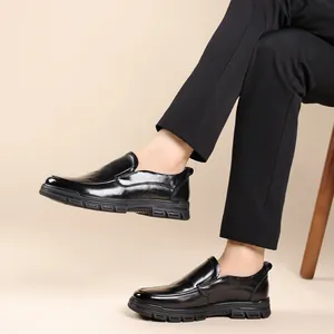 Heren casual zwarte leren schoenen met zachte zolen en een minimalistisch ontwerp.