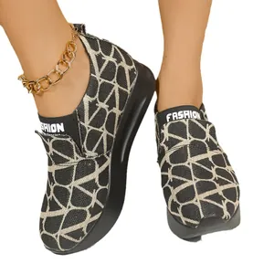 Chaussures compensées à enfiler pour femme avec motif géométrique et semelle épaisse