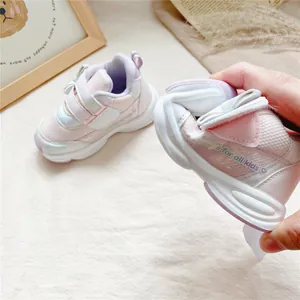 Vue détaillée de baskets souples roses pour filles avec velcro et nœud