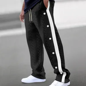Détail du pantalon décontracté en jacquard noir avec boutons à bandes latérales blanches