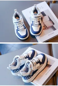 Detalle de zapatillas de deporte de invierno para niños en azul y blanco con felpa