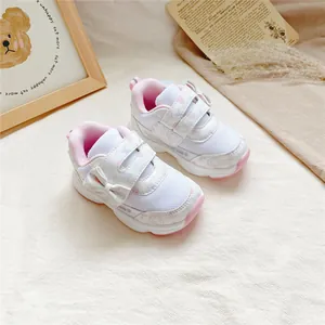 Baskets mignonnes pour bébés filles avec nœud papillon rose et attaches à scratchs