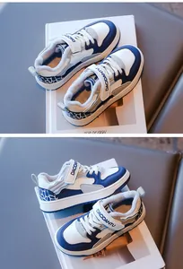Detalle de las zapatillas de invierno para niños forradas de felpa con suela antideslizante.