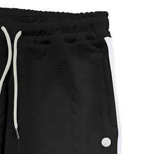 Gros plan détaillé du pantalon décontracté pour hommes avec une texture jacquard