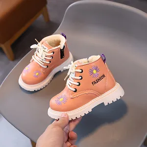 Warme rosa Kinder-Stiefeletten mit Gänseblümchen-Stickerei und weichem Fleece-Futter