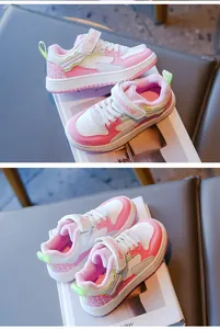 Vista detallada de las zapatillas de invierno rosa y blanco para niños con forro polar