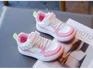 Primer plano de zapatillas de invierno rosas para niños con forro polar y velcro.