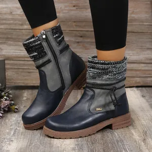 Vue détaillée de bottines à talons épais pour femmes avec revers en maille et fermeture éclair.