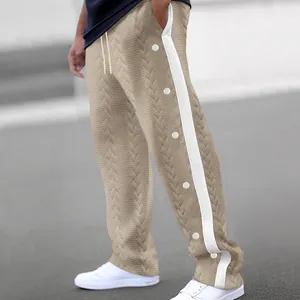 Vue détaillée d'un pantalon large pour homme avec texture jacquard et boutons latéraux