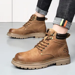 Bottines Martin classiques en cuir marron avec semelles épaisses pour la mode masculine.