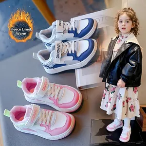 Zapatillas de invierno para niños forradas de felpa en azul y rosa para niños y niñas.