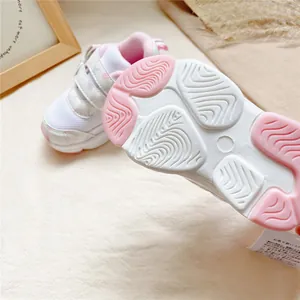 Gros plan de la semelle antidérapante rose et blanche à motif de vagues pour filles.