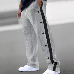 Détail du pantalon décontracté pour homme avec boutons latéraux et motif torsadé