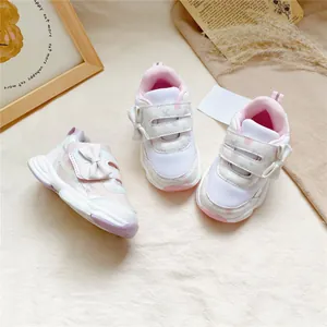 Baskets pour filles blanches et roses avec un nœud mignon et des bandes velcro