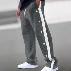 Vue détaillée du pantalon décontracté large en jacquard pour homme avec boutons latéraux
