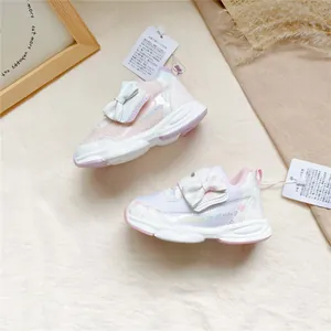 Baskets élégantes roses et blanches pour filles avec nœud et bandes velcro fonctionnelles