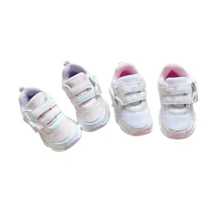 Baskets pour petites filles blanches et roses avec nœuds décoratifs et bandes velcro